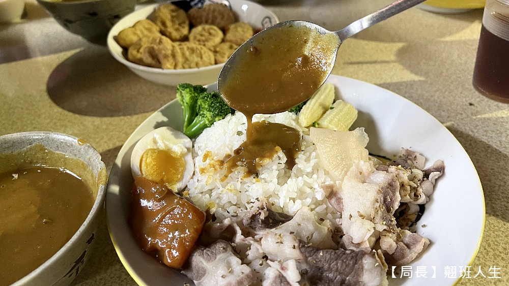 深沼咖哩||台中南門市場巷子內，老闆的熱情讓客人吃不完兜著走!