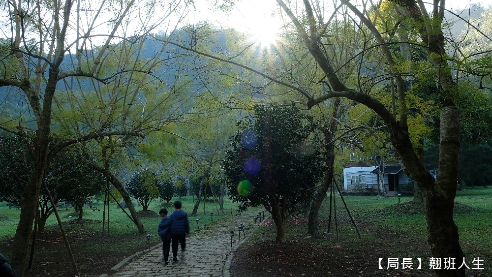 南投旅宿||日月潭御朝渡假村，坐擁整座山谷，南投賞螢火蟲勝地，手做環保脆皮紙箱雞，台灣檜木墅館呈現無可取代的台灣檜木精神