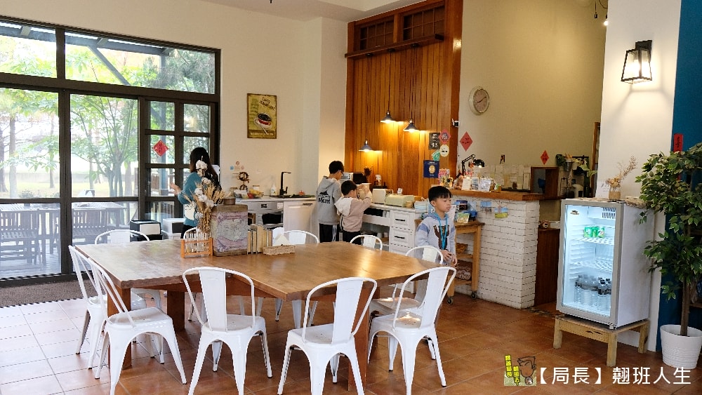 花蓮森林中民宿，被落羽松包圍的民宿，出門右轉就到貨櫃星巴克-洄瀾門市、花蓮新天堂樂園威秀影城，開車8分鐘就到玉里橋頭臭豆腐，開車10分鐘就到遠雄海洋公園